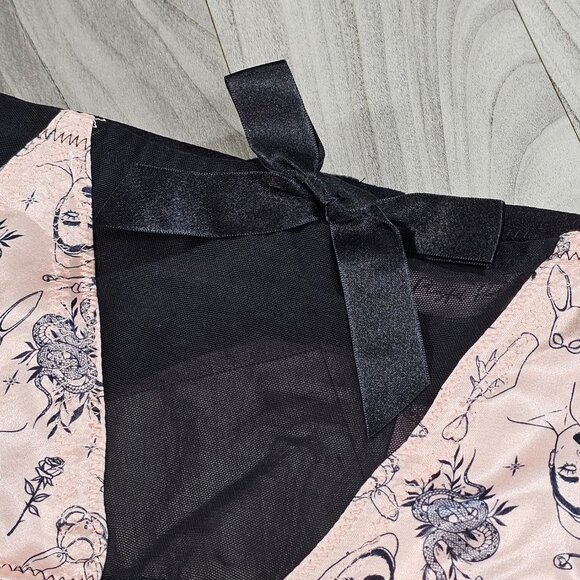 Bettie Page Lingerie Retro Tattoo Print Garter Belt, Black / Pink, US 10 - Picture 7 of 10